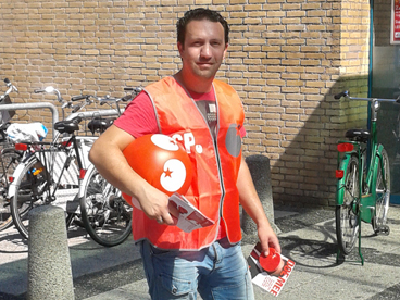 Beach boy Dirk in zomerse outfit inclusief strandbal!